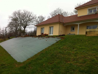 Aménagement de talus et création d’un massif avec jardinière bois, minéraux et plantation d’un olivier réalisé à Monein (64)