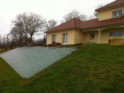 Aménagement de talus et création d’un massif avec jardinière bois, minéraux et plantation d’un olivier réalisé à Monein (64)