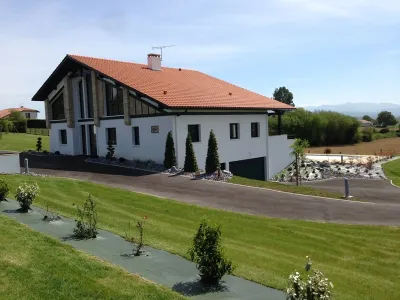 Vue d’ensemble de l’aménagement paysager finalisé autour d’une maison à Arberats