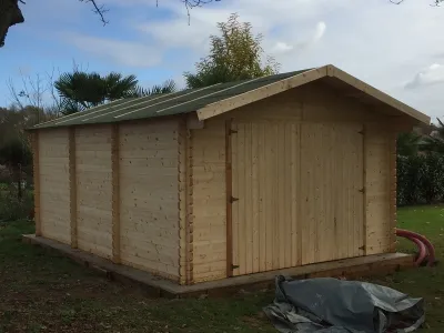 Abri de jardin en bois finalisé avec toiture posée et implantation extérieure soignée