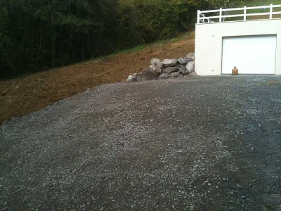 Surface nivelée en gravier après terrassement, prête pour création d’accès ou stationnement