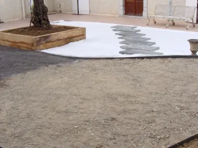 Nivellement et préparation du sol avant pose des revêtements du patio
