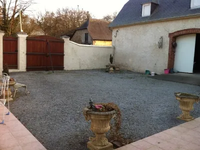 Cour existante avant aménagement du patio dans une bâtisse ancienne