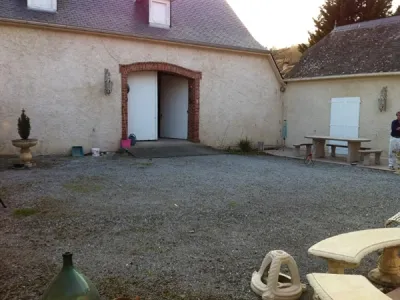 Surface nivelée en gravier avant transformation en patio extérieur