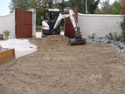 Terrassement du patio avec engin de chantier avant mise en forme des sols