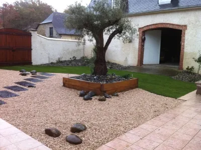 Aménagement de patio avec bac bois, graviers et allée décorative