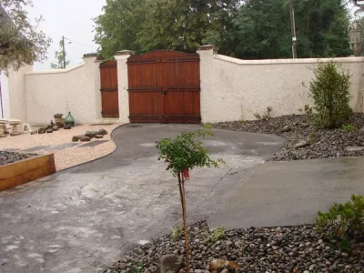 Vue d’ensemble du patio aménagé avec cheminement minéral et finitions soignées