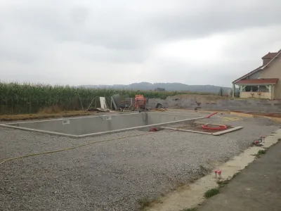 Terrassement et empierrement pour construction d’une piscine enterrée dans un jardin résidentiel