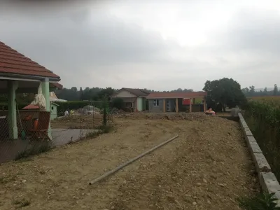 Nivellement et préparation du sol pour aménagement extérieur autour d’une future piscine