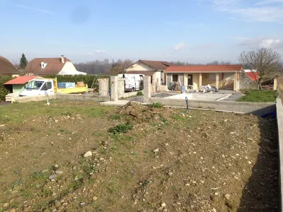Terrassement et préparation du terrain pour aménagement extérieur et piscine dans un jardin résidentiel