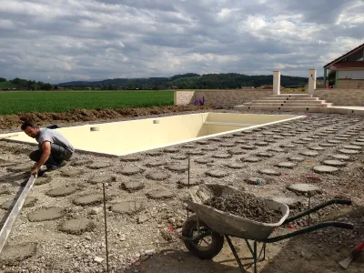Réalisation de fondations et pose de dalle béton pour terrasse autour d’une piscine enterrée