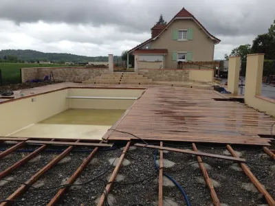 Terrasse bois avancée en cours d’installation avec vue sur piscine avant finitions