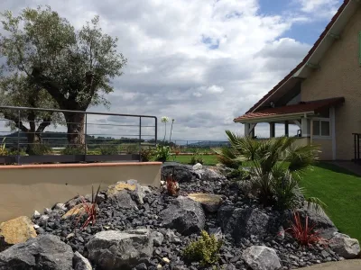 Massif minéral décoratif avec plantations dans un jardin paysager moderne