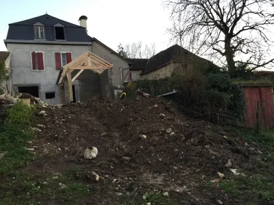 Mise en forme du sol et préparation du terrain pour aménagement extérieur