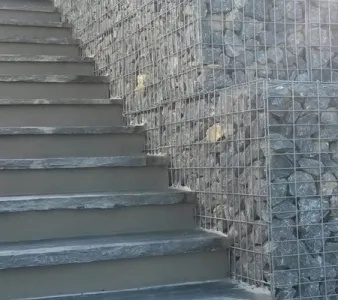 Escalier extérieur en béton avec soutènement en gabions dans un jardin paysager