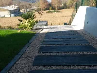 Allée paysagère avec pas japonais, gravier décoratif et pelouse naturelle
