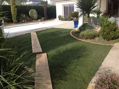 Pose de gazon avec allées minérales pour rénovation de jardin résidentiel