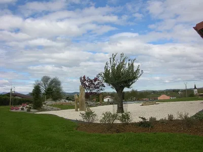 Aménagement extérieur zen avec jardin minéral, arbres taillés et espaces végétalisés