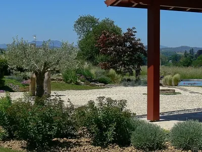 Jardin japonais avec gravier décoratif, massifs végétaux et composition paysagère équilibrée