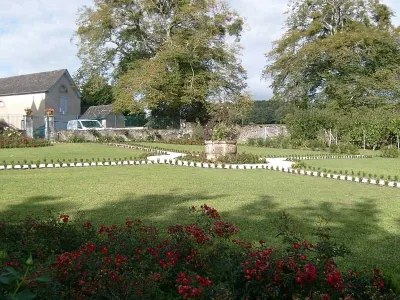 Jardin classique à la française avec perspectives, massifs fleuris et pelouse entretenue