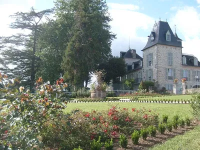 Vue d’ensemble d’un jardin à la française aménagé avec système d’arrosage automatique