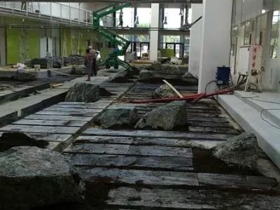 Mise en place d’un jardin intérieur avec cheminement minéral et blocs rocheux