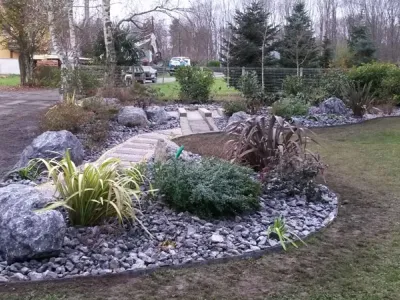 Jardin aménagé avec massif minéral, plantations et intégration naturelle au terrain