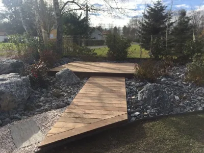 Coin détente finalisé avec cheminement en bois et aménagement minéral harmonieux