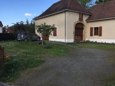 Cour extérieure avant aménagement avec sol brut et accès à une bâtisse ancienne