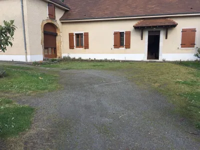 Cour existante avant travaux d’aménagement paysager et revêtement de sol