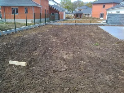 Nivellement du sol et préparation de surface avant création de pelouse dans un jardin neuf