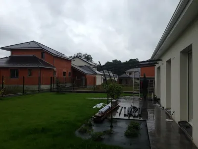 Pelouse réalisée et jardin finalisé autour de maisons individuelles, aménagement extérieur terminé