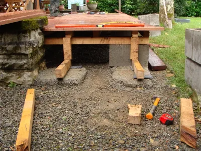 Mise en place de l’ossature bois pour extension de terrasse extérieure