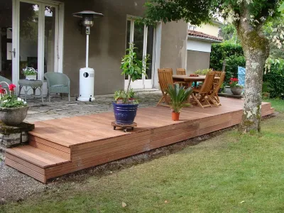 Terrasse bois finalisée avec mobilier extérieur et intégration paysagère