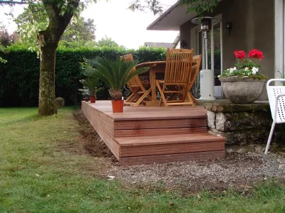 Extension de terrasse bois surélevée avec accès direct depuis la maison