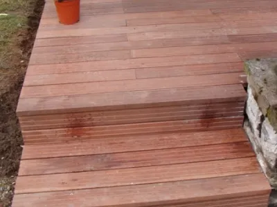Détail des lames de terrasse bois posées pour extension extérieure