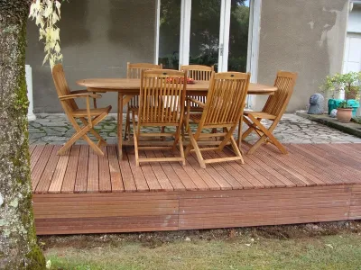 Terrasse bois terminée avec table et chaises, espace repas extérieur à Mauléon