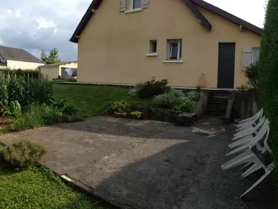 Terrasse extérieure existante avant travaux, dalle béton et accès maison individuelle