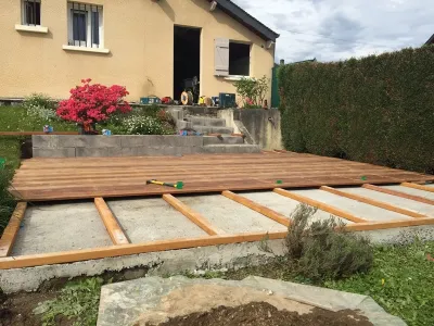 Pose de l’ossature bois pour création de terrasse extérieure sur dalle existante