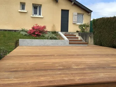 Terrasse bois finalisée avec intégration des marches et massif paysager