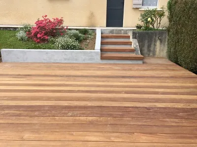 Détail des lames de terrasse bois posées, finition soignée devant maison