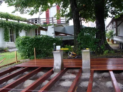 Structure de terrasse bois en cours de réalisation avec poutres et plots béton, Pyrénées-Atlantiques