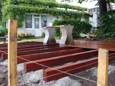 Mise en place de l’ossature bois et réglage des niveaux pour terrasse extérieure à Oloron Sainte Marie
