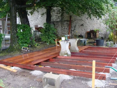 Avancement du chantier de terrasse bois avec structure apparente sous arbres, secteur 64