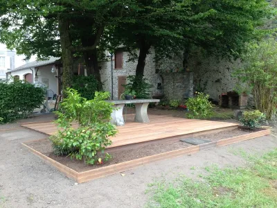 Terrasse bois finalisée avec intégration paysagère sous arbres, aménagement extérieur à Oloron Sainte Marie (64)