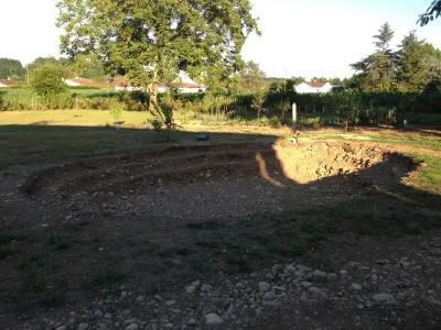Terrassement du terrain pour création d’un bassin de jardin paysager
