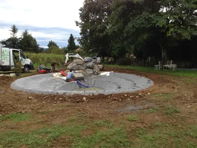 Pose de la bâche et installation des roches pour bassin de jardin naturel