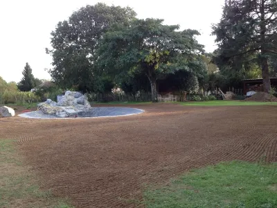 Bassin de jardin en cours d’intégration dans un espace paysager naturel