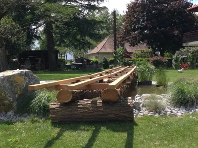 Construction d’une passerelle en bois au-dessus d’un bassin de jardin paysager