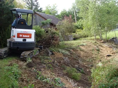 Terrassement et reprise des berges d’un bassin naturel avec mini-pelle